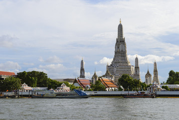 Naklejka premium Wat Arun the temple of the dawn from the Chao Phraya River Bangkok, Thailand