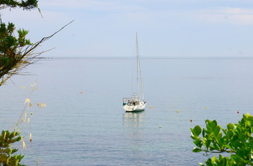 bateau de plaisance en pleine mer