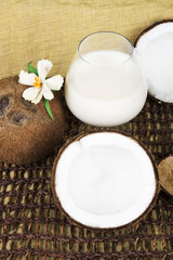 Frische Kokosmilch und Kokosnüsse