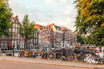Sonnenaufgang auf den Straßen und Kanälen von Amsterdam