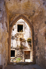 Fototapeta na wymiar Traditional architecture of Oia village on Santorini island