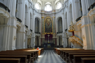 Fototapeta na wymiar Langhaus und Kanzel der Hofkirche in Dresden