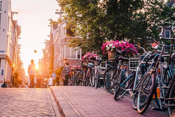 Gardinen Sonnenuntergang auf den Straßen und Kanälen von Amsterdam © MKavalenkau