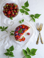 half a pie from cottage cheese and fresh strawberries