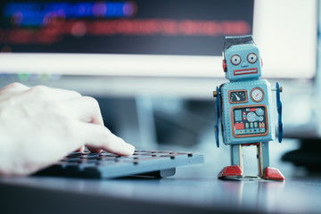 Chatbot / Socialbot / Künstliche Intelligenz / Algorithmen: Blechroboter als Metapher - obrazy, fototapety, plakaty
