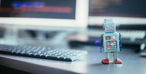 Chatbot / Socialbot / Künstliche Intelligenz / Algorithmen: Blechroboter als Metapher, Breitbild - obrazy, fototapety, plakaty