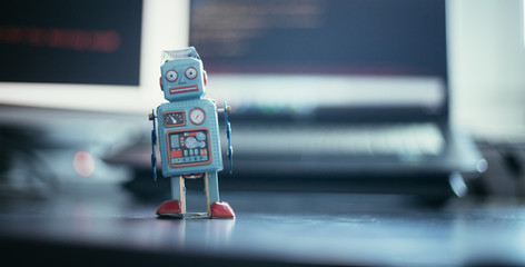 Chatbot / Socialbot / Künstliche Intelligenz / Algorithmen: Blechroboter als Metapher, Breitbild
