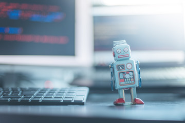 Chatbot / Socialbot / Künstliche Intelligenz / Algorithmen: Blechroboter als Metapher