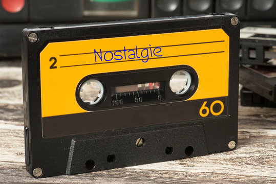 Ein Kassettendeck, alte Musik Kassette mit Nostalgie Songs