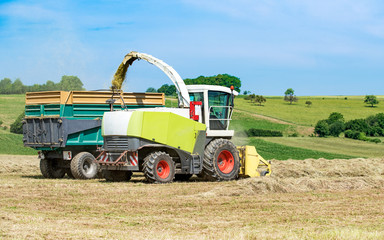 machine et tracteur agricole au travail sur le champ