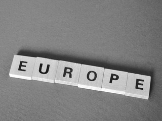 la parola Europe composta da lettere scritte su piccoli tasselli di legno
