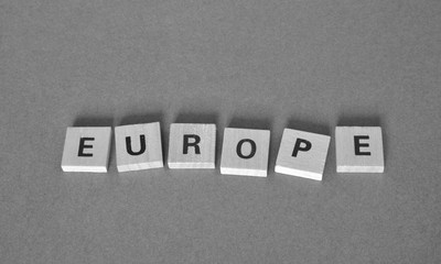 la parola Europe composta da lettere scritte su piccoli tasselli di legno