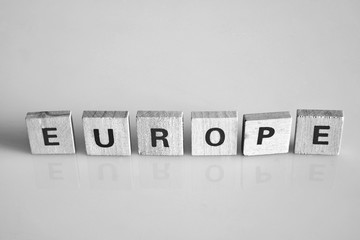 la parola Europe composta da lettere scritte su piccoli tasselli di legno
