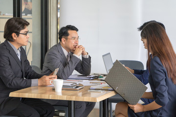 Business people are discussing work.