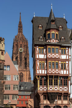 Fachwerkhaus Großer Engel mit der neuen Frankfurter Altstadt und Kaiserdom