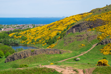 St. Margarets Loch und die St Anthony-Kapelle in Edinburgh/Schottland