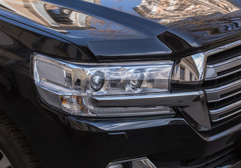 Obraz na płótnie Canvas headlight of prestigious car close up