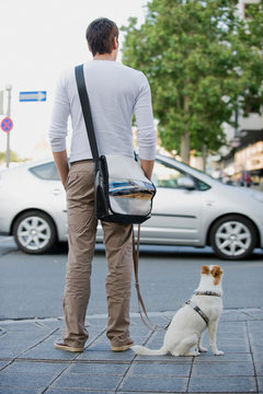 Mann mit Hund in der Stadt