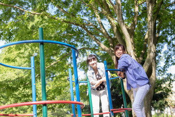 Fototapeta premium 公園イメージ 公園で遊ぶ女の子 アウトドア デート
