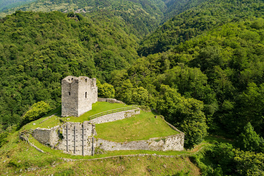 Valtellina (IT) - Costiera dei Cech - Castello di Domofole (1100) - Vista aerea