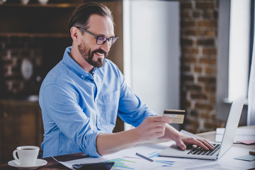 Obraz premium businessman shopping online