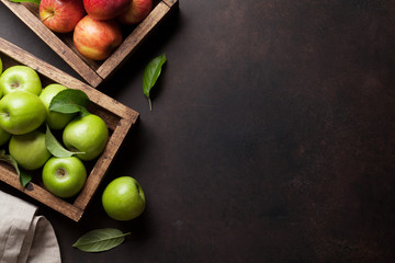 Green and red apples in wooden box © Evgeny Karandaev