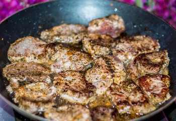 pieczone mięso na patelni