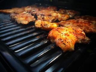 gewürztes Grillfleisch auf dem Grill