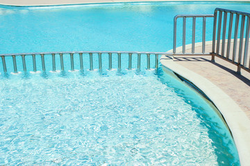 Obraz premium Beautiful swimming pool at the seaside hotel in park background