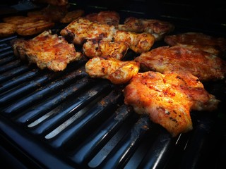 gewürztes Grillfleisch auf dem Grill