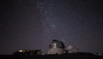 Starry night sky and the milky way over a telescope in Hawaii - obrazy, fototapety, plakaty