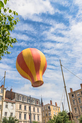 Fototapeta na wymiar Reconstitution historique du Premier envol d'une montgolfière à Annonay