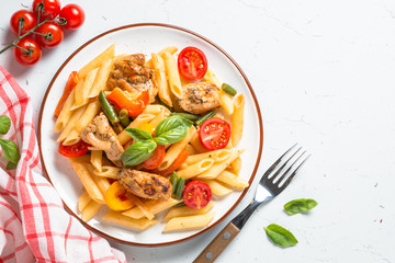 Pasta penne with chiken and vegetables.