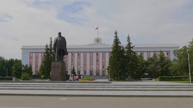  monument to Vladimir Lenin in the central square 
