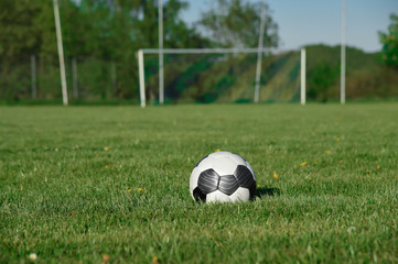 Im Sommer auf einem leeren Fußballplatz. Der Rasenplatz hat am Spielfeldrand keine Werbung...