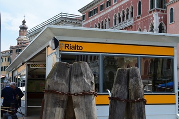 Rialto signboard on waterbus stop, Venice, Italy - obrazy, fototapety, plakaty