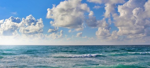Fototapeta na wymiar Beautiful seascape view with blue cloudy sky
