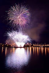 Fototapeta premium firework under the Willamette river