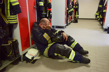Feuerwehrmann erschöpft nach Einsatz