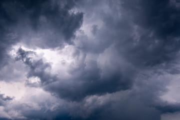Fototapeta na wymiar Gewitterwolken vor dem Sturm