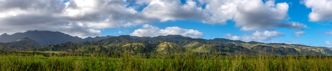 Fototapeta premium Panoramic view of mountains in north Oahu Hawaii
