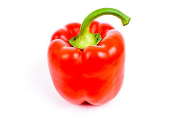 Schöne rote Paprika isoliert auf weißem Untergrund