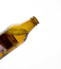 Fototapeta premium botella de cerveza inclinada