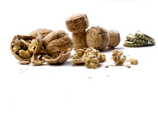 nueces rotas junto a corchos de champán sobre fondo blanco
