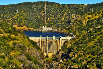 Fototapeta na wymiar Reservoir completely filled with water. Photograph taken at the Picadas Reservoir, Aldea del Fresno, Madrid (Spain).