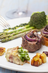 Gegrilltes Steak mit Spargel auf einem Teller
