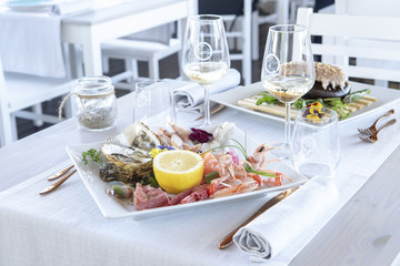 seafood, food, shrimp, uncooked, raw, sea, healthy, shellfish, prawn, table, mediterranean, lemon, cuisine, crustacean, fish, marine, mollusk