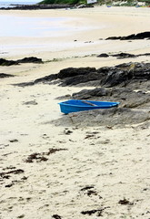 barque bleue sur la plage de l'île d'yeu en vendée