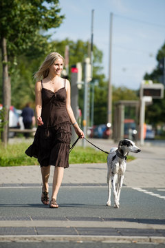 Junge Frau mit Hund in der Stadt