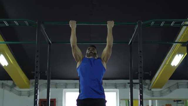  Athlete does pull-up on the crossbar..